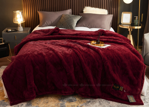 Vỏ chăn nhung đỏ mềm mịn, giữ ấm tốt, phù hợp phòng ngủ gia đình